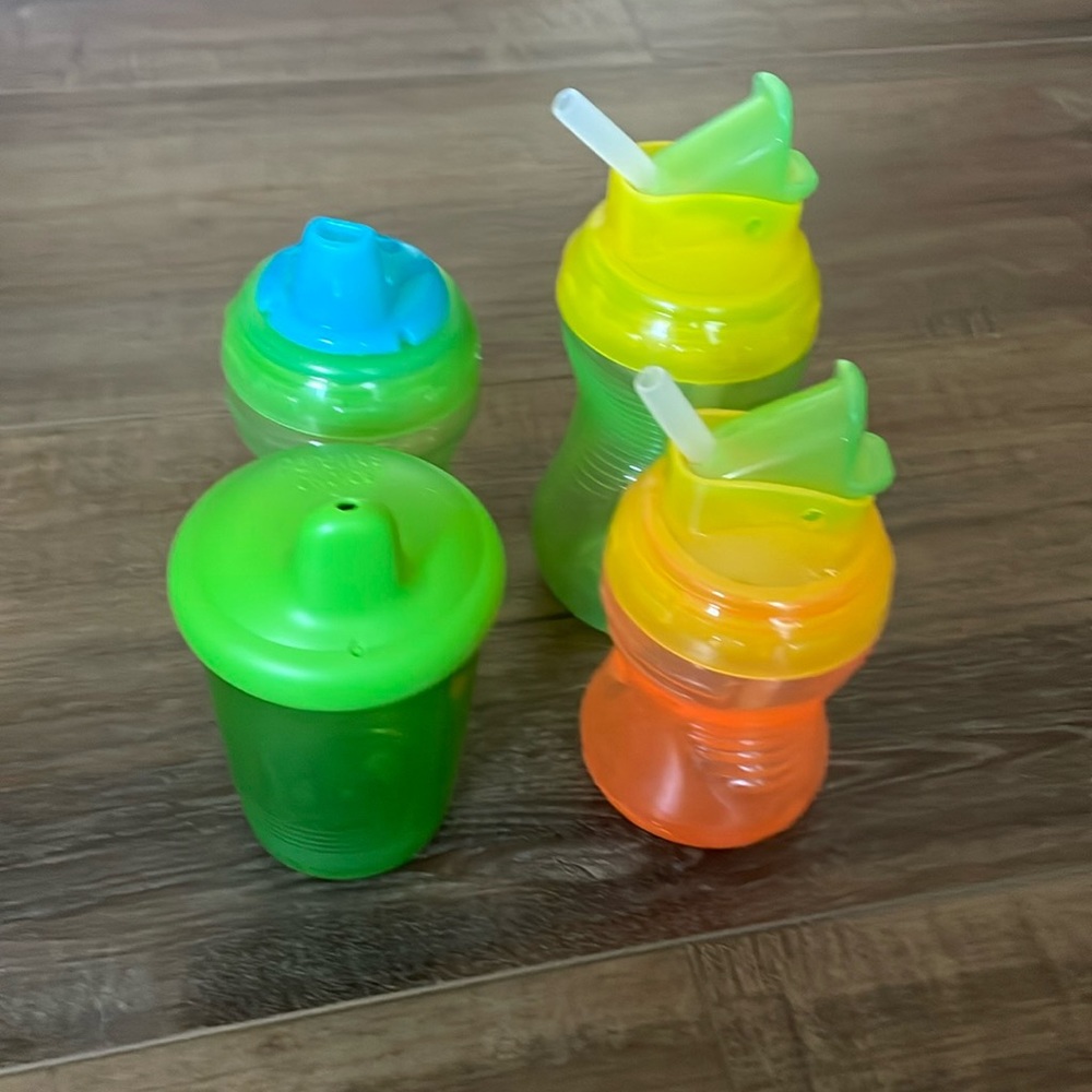 4 sippy plastic cups